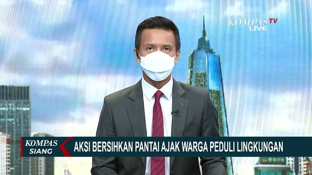Dibantu Warga, Petugas Kantor Syahbandar Otoritas Pelabuhan Sorong Papua Barat Bersihkan Pantai
