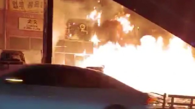 경기 시흥 가구 상가 불...5시간여 만에 진화 / YTN