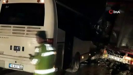 Servis minibüsü tıra çarptı