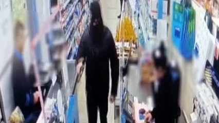 Markette silahlı soygun anları kamerada