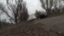 Soldados y periodistas ucranianos huyen de supuestos bombardeos en Donetsk