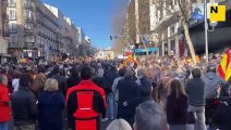 Manifestació en suport d'Ayuso davant de la seu del PP a Génova