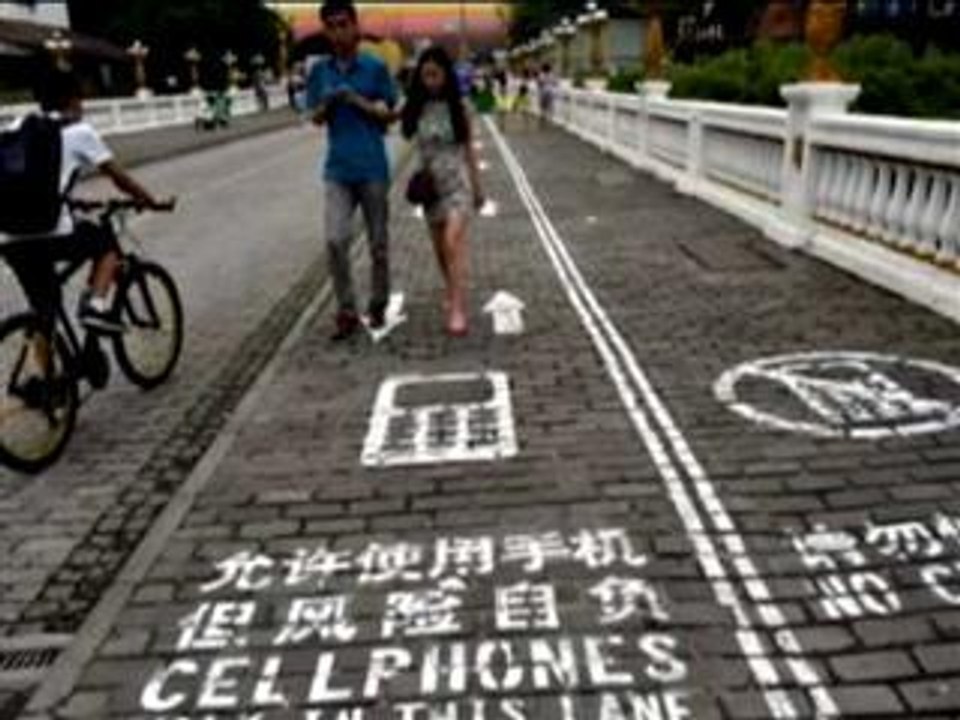Dua laluan pejalan kaki diasingkan