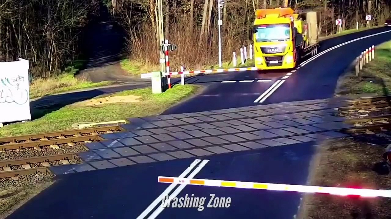 Total IDIOTS TRUCKS, CARS VS TRAINS - Worst Train hit Truck & Car - TRAIN DERAILMENT