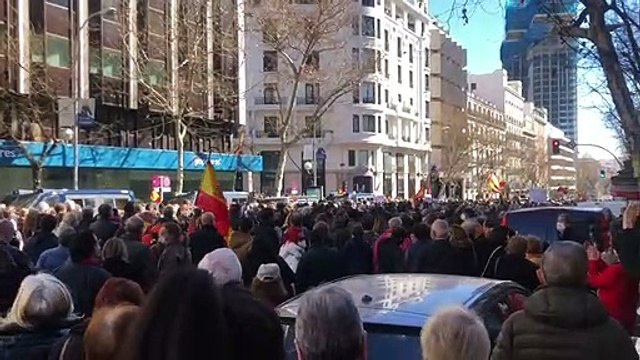Miles de personas se concentran frente a la sede del PP para apoyar a Ayuso y pedir la dimisión de Casado