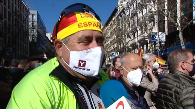 Gritos de traidor y cobarde contra Casado frente a la sede del PP en Génova