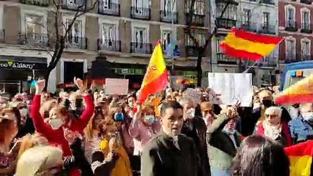 Gritos de “fracasado dimisión” y vítores a Ayuso a las puertas de Génova