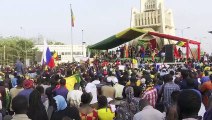 Manifestações de apoio à Junta militar no poder no Mali após anúncio de retirada militar