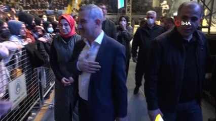 Sanatçı Emre Aydın, gençlik şöleninde hayranları ile buluştu