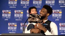 Wie putzig! Embiids Sohn crasht Pressekonferenz