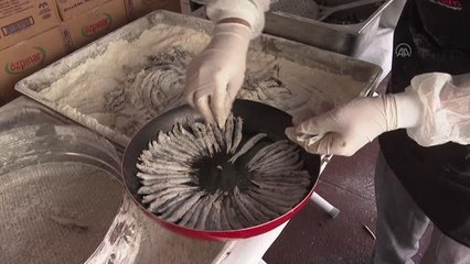 Bayrampaşa'daki festivalde vatandaşlara 4 ton hamsi dağıtıldı