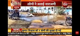 Wasted water: सीवरेज कार्य के दौरान टूटी पानी की मुख्य पाइप लाइन, सडक़ पर बहा लाखों गैलन पानी