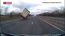 Tempête Eunice : Un camion balayé par une rafale de vent sur une autoroute anglaise