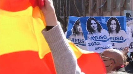 Miles de personas apoyan a Ayuso y piden dimitir a Casado y Egea en sede del PP