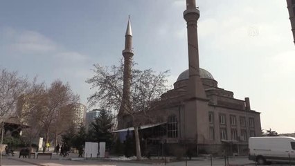 Camiye gelen çocuklar hem yarıştı hem oyun oynadı