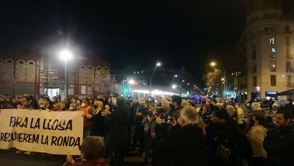Políticos y vecinos invaden la calzada en el centro de Barcelona en una protesta