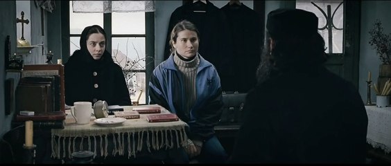 Más allá de las colinas Tráiler VO