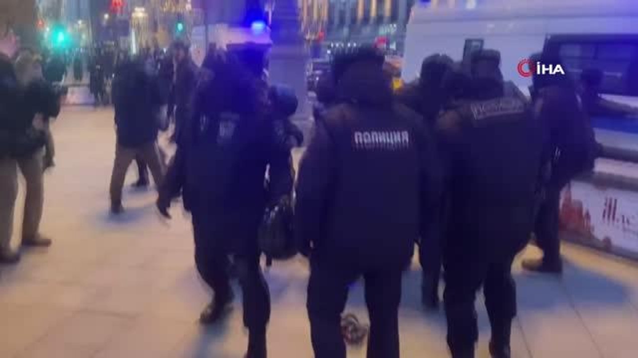 Rusya'da savaş karşıtı gösterilere polis müdahalesi: "Beni tutuklamayın, Putin'i tutuklayın"