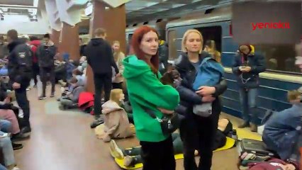Hava saldırısından korkan Ukraynalılar metro istasyonlarına sığındı