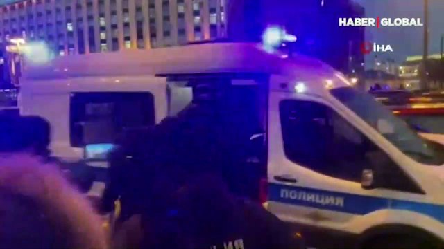 Rusya'da savaş karşıtı gösterilere polis müdahalesi: Beni tutuklamayın, Putin'i tutuklayın