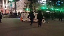 La Policía rusa detiene a la fuerza a manifestantes contra la guerra en Moscú