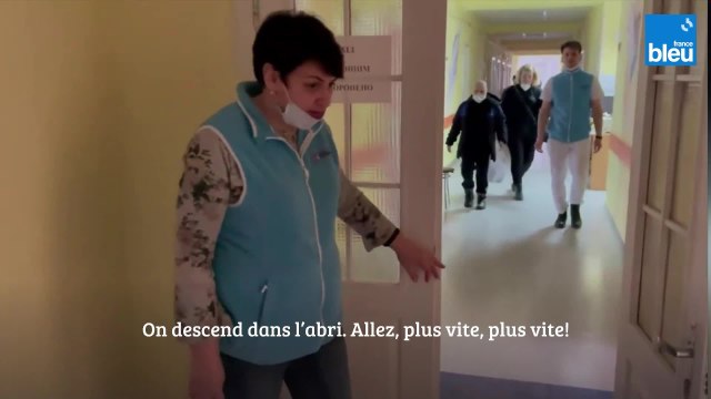 L'évacuation de jeunes malades ukrainiens et de leurs familles au sous-sol d'un hôpital pour enfants