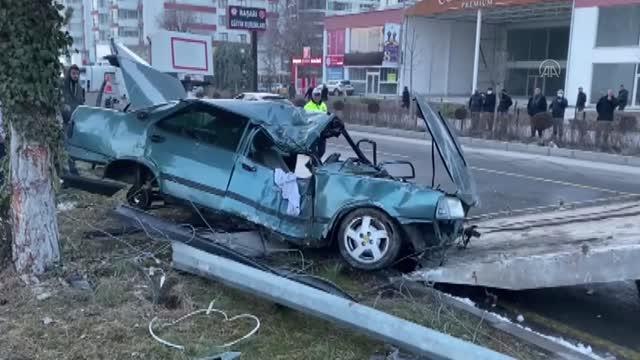 Aydınlatma direğine ve ağaca çarpan otomobildeki 2 kişi yaralandı