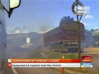 Gudang bunga api terbakar, 2 cedera