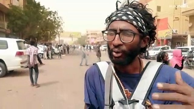 شاهد: الشرطة السودانية تستخدم الغاز المسيل للدموع لتفريق مظاهرات ضد الانقلاب