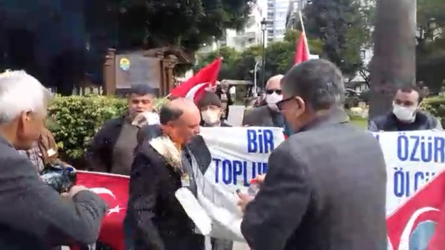 Elektrik zamları vatandaşın canını yaktı diyerek üstündeki faturaları ateşe verdi