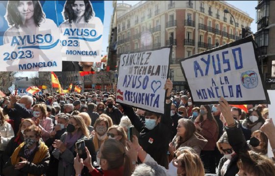 Miles de personas sitían la sede del PP en Génova 13: ¡Ayuso a La Moncloa! ¡Casado dimisión!