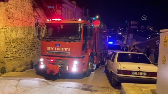 Metruk evde çıkan yangın, çevre binalara sıçramadan söndürüldü