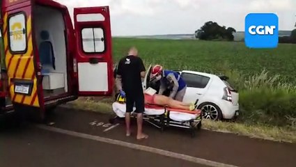 Veículo sai da pista, na PR-486, bate contra barranco e mulher grávida fica ferida