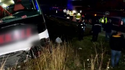 Bariyere çarpan yolcu otobüsünde 4 kişi yaralandı