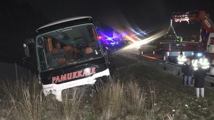 BURSA'DA KONTROLDEN ÇIKAN YOLCU OTOBÜSÜ YOLDAN ÇIKTI: 4 YARALI