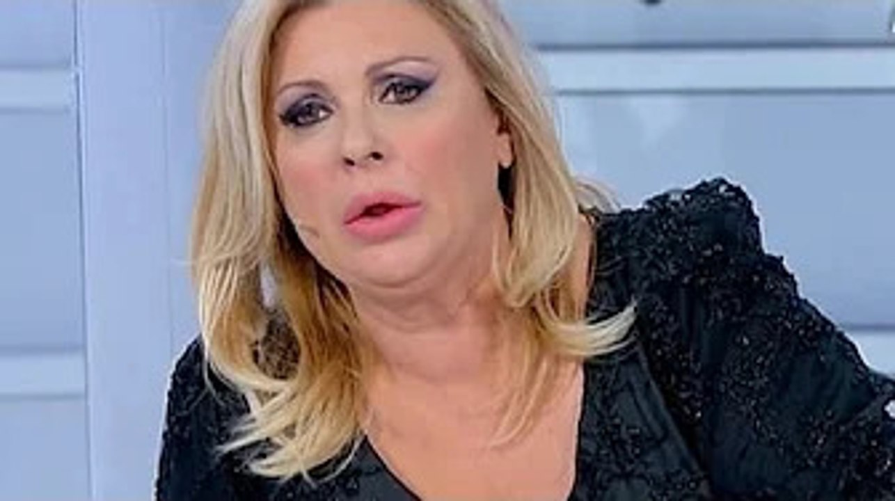 Tina Cipollari riceve un invito da Franco Fiora...