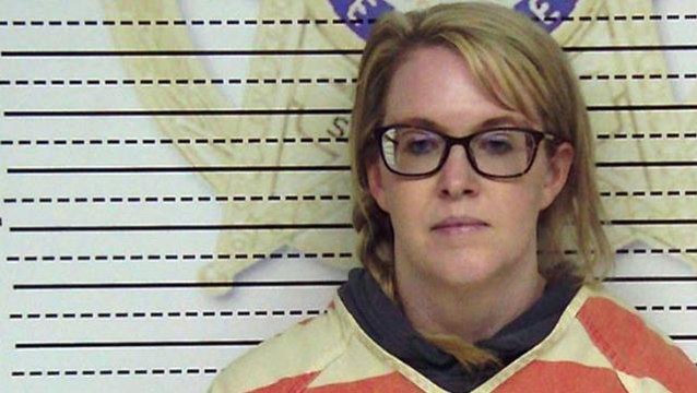 Okul aile birliğindeki kadın, sigara karşılığında 9 lise öğrencisiyle ilişkiye girdi, kasaba ayağa kalktı