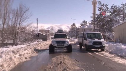 Son dakika haberi... Karlı dağ yollarını aşan sağlık ekipleri, diyaliz hastasını hastaneye ulaştırdı