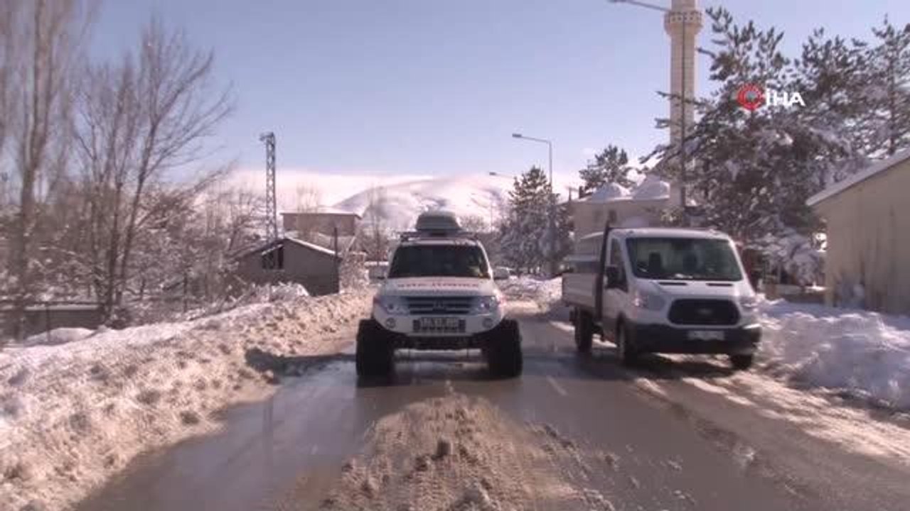 Son dakika haberi... Karlı dağ yollarını aşan sağlık ekipleri, diyaliz hastasını hastaneye ulaştırdı