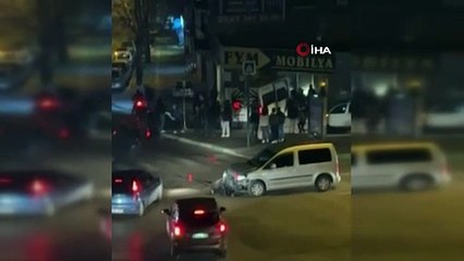 Bursa'da servis minibüsü mobilya dükkanına girdi