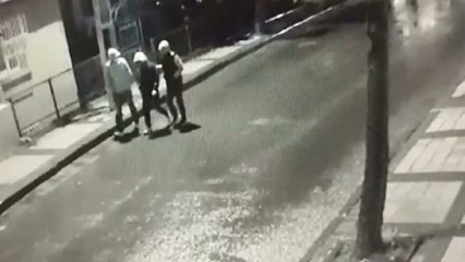 Çalacakları otomobili sokaklarda böyle aramışlar