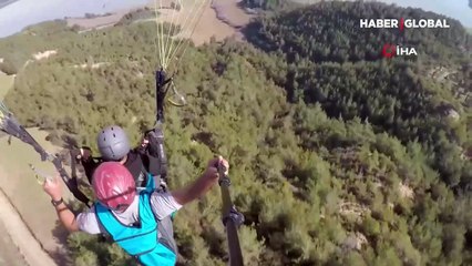 Adana'da spor yaparken felç kalan genç spor sevgisinden vazgeçmeyip paraşütle atladı
