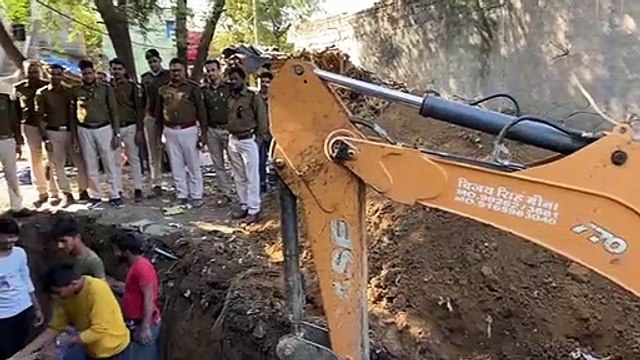 वीडियो में देखें : गुना जिले में जमीन ने कैसे उगला अवैध शराब का जखीरा