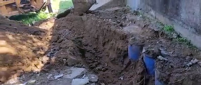 वीडियो में देखें : गुना जिले में जमीन ने कैसे उगला अवैध शराब का जखीरा