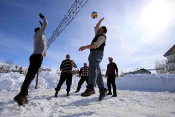 Kar üstünde 30 yıllık gelenek: "Kar voleybolu"