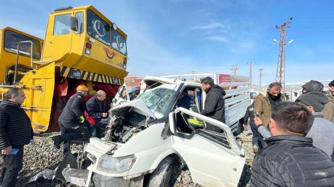 Van'da ray temizleme aracının kamyonete çarpması sonucu 4 kişi yaralandı