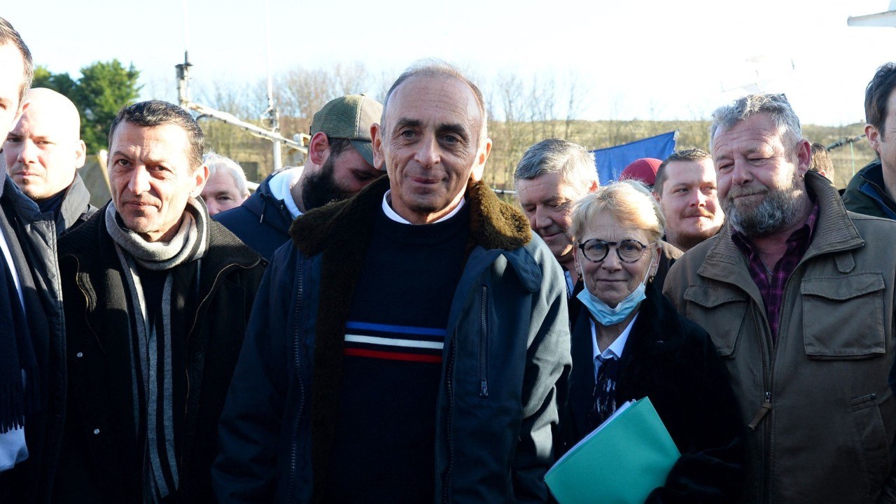 FEMME ACTUELLE - Éric Zemmour : ce vêtement que le candidat regrette déjà d'avoir porté en Normandie ! (1)