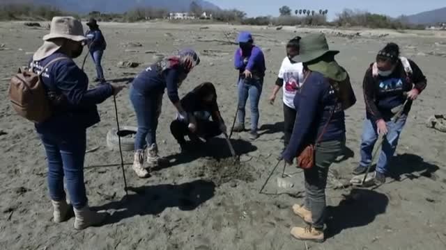 Buscan a sus familiares asesinados en el fondo de una presa de México