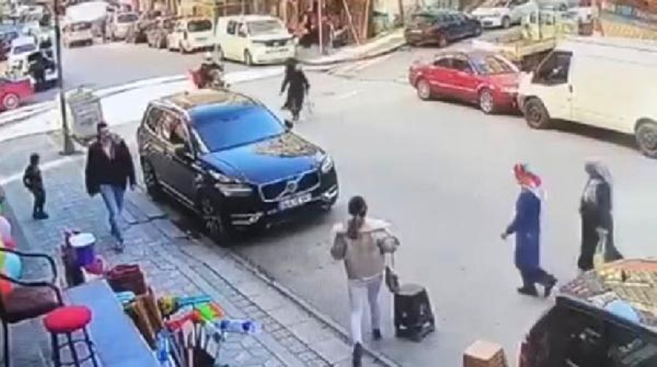 ÇARPMAMAK İÇİN MANEVRA YAPTI; KENDİ DÜŞTÜ