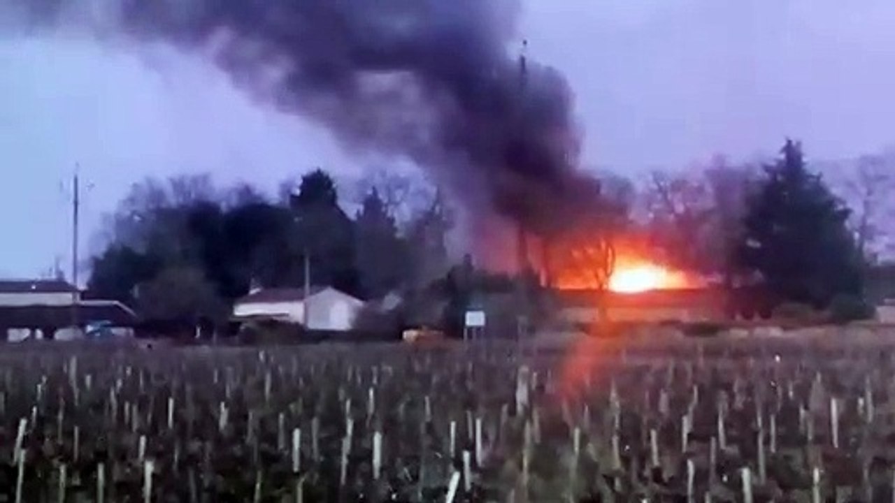 Incendie en cours à Barsac : un chai agricole en proie aux flammes